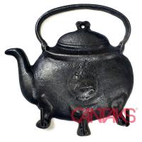 Çaydanlık Askı, 118x115 mm - Pirinç, Antika Tip Kabartmalı Çaydanlık Figürlü Askılık